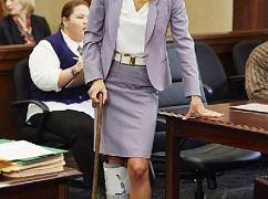 Benched: 1x04 Sell It - zdjęcia promocyjne