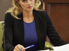 Benched: 1x06 Rights and Wrongs - zdjęcia promocyjne