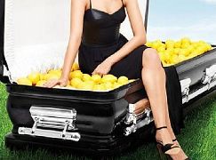 Plakaty promocyjne 1 sezonu serialu Chasing Life