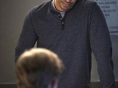 The Mysteries of Laura: 1x13 The Mystery of the Deemed Dealer - zdjęcia promocyjne