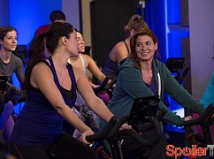 The Mysteries of Laura: 1x17 The Mystery of the Intoxicated Intern - zdjęcia promocyjne
