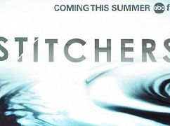 Plakaty promocyjne 1 sezonu serialu Stitchers