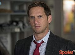 The Mysteries of Laura: 1x21 The Mystery of the Deceased Documentarian - zdjęcia promocyjne