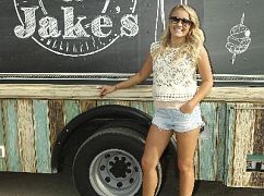 Young and Hungry: 3x01 Young & The Next Day - zdjęcia promocyjne