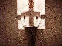 Zdjęcia promocyjne obsady 1 sezonu serialu Damien