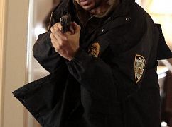 The Mysteries of Laura: 2x16 The Mystery of the End of Watch - zdjęcia promocyjne