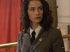 Timeless: 1x04 Party at Castle Varlar - zdjęcia promocyjne