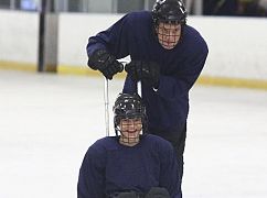 Speechless: 1x09 S-L-E--SLED HOCKEY - zdjęcia promocyjne