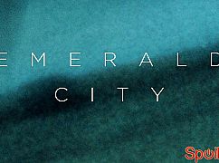 Plakaty promocyjne 1 sezonu serialu Emerald City