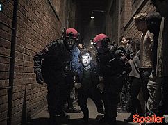 Colony: 2x02 Somewhere Out There - zdjęcia promocyjne