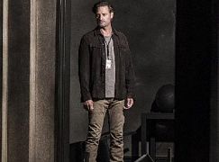 Colony: 2x05 Company Man - zdjęcia promocyjne