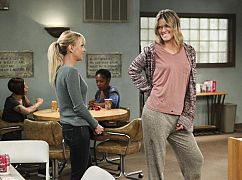 Mamuśka: 4x21 A Few Thongs and a Hawaiian Funeral - zdjęcia promocyjne