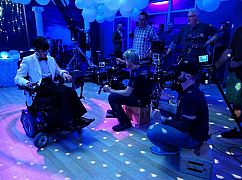 Speechless: 1x21 P-R--PROM - zdjęcia promocyjne