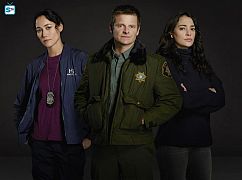 Zdjecia promocyjne obsady 1 sezonu serialu The Crossing
