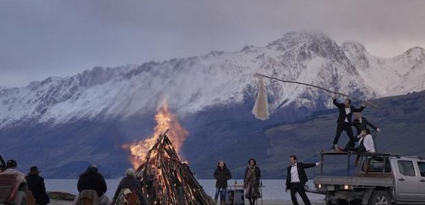 Zdjęcia z 2 sezonu „Top of the Lake”: Elisabeth Moss w żałobie, a Nicole Kidman chce coś powiedzieć