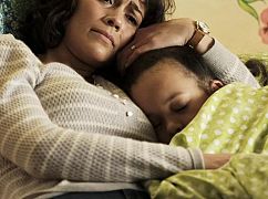 Somewhere Between: 1x01 „For One to Live” - zdjęcia promocyjne