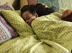 Somewhere Between: 1x01 „For One to Live” - zdjęcia promocyjne