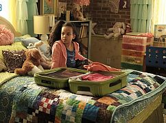 Somewhere Between: 1x01 „For One to Live” - zdjęcia promocyjne