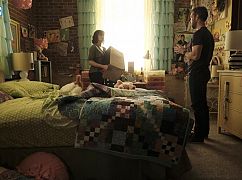 Somewhere Between: 1x01 „For One to Live” - zdjęcia promocyjne