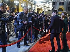 Famous in Love: 1x09 Fifty Shades of Red & 1x10 Leaving Los Angeles - zdjęcia promocyjne
