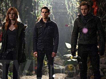 Zdjęcia z 2 sezonu „Shadowhunters”: Wycieczka na dwór Seelie okazuje się być wyjątkowo niezręczna
