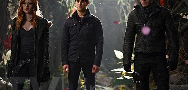 Zdjęcia z 2 sezonu „Shadowhunters”: Wycieczka na dwór Seelie okazuje się być wyjątkowo niezręczna