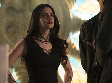 Matt Hastings i Emeraude Toubia zapowiadają problemy Isabelle i Raphaela z uzależnieniem w „Shadowhunters”