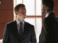W garniturach: 7x04 „Divide and Conquer” - zdjęcia promocyjne