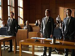 W garniturach: 7x04 „Divide and Conquer” - zdjęcia promocyjne