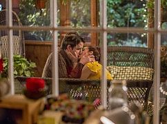 Playing House: 3x06 „Ride the Dragon” - zdjęcia promocyjne