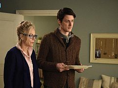 Playing House: 3x06 „Ride the Dragon” - zdjęcia promocyjne