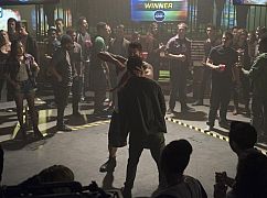 Stitchers: 3x06 „The Gremlin and the Fixer” - zdjęcia promocyjne