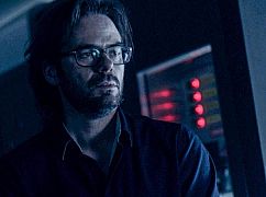 Zoo: 3x08 „Stakes on a Plane ” - zdjęcia promocyjne