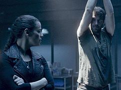 Zoo: 3x08 „Stakes on a Plane ” - zdjęcia promocyjne