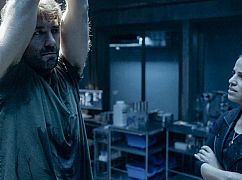 Zoo: 3x08 „Stakes on a Plane ” - zdjęcia promocyjne