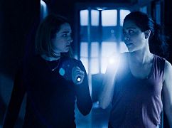 Zoo: 3x08 „Stakes on a Plane ” - zdjęcia promocyjne