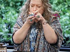 Zdjęcia promocyjne 1 sezonu serialu „Disjointed”