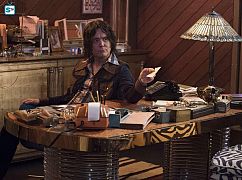 Umrzeć ze śmiechu: 1x08 „The Unbelievable Power of Believing” - zdjęcia promocyjne