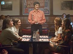 Umrzeć ze śmiechu: 1x06 „Girls Are Funny, Too” - zdjęcia promocyjne