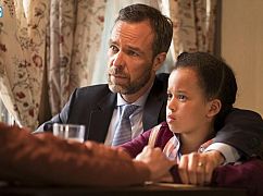 Somewhere Between: 1x07 „The Fourth Man” - zdjęcia promocyjne