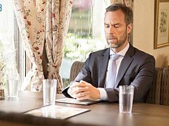 Somewhere Between: 1x07 „The Fourth Man” - zdjęcia promocyjne