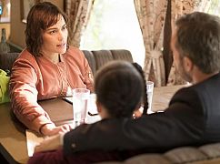 Somewhere Between: 1x07 „The Fourth Man” - zdjęcia promocyjne