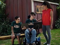 Speechless: 2x01 „W-E– WE’RE B-A– BACK!” - zdjęcia promocyjne