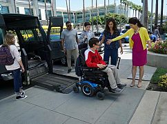 Speechless: 2x02 „F-I– FIRST S-E– SECOND F– FIRST DAY” - zdjęcia promocyjne