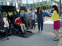 Speechless: 2x02 „F-I– FIRST S-E– SECOND F– FIRST DAY” - zdjęcia promocyjne