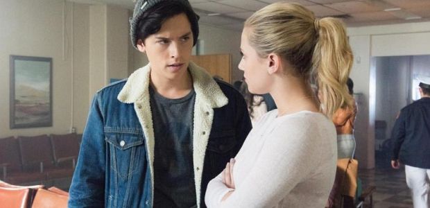 Lili Reinhart zapowiada „bolesne” chwile Betty i Jugheada w 2 sezonie „Riverdale”