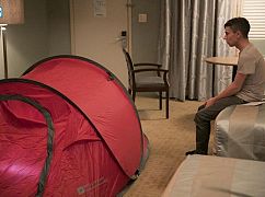 Room 104: 1x10 „Red Tent” - zdjęcia promocyjne