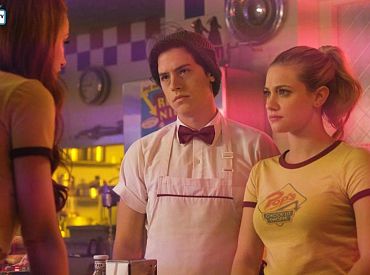 Klip z 2 sezonu „Riverdale”: Zobacz jak Pussycats wykonują „Milkshake”