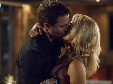 Zdjęcia z 6 sezonu „Arrow”: Oliver ma prezent dla Felicity, zostaje nagrodzony pocałunkiem!