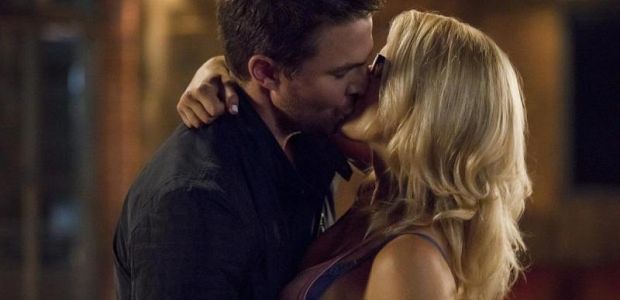 Zdjęcia z 6 sezonu „Arrow”: Oliver ma prezent dla Felicity, zostaje nagrodzony pocałunkiem!